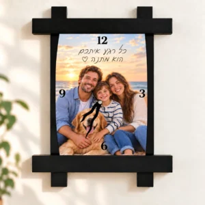 שעון קיר שחור עם הדפסה מלאה של משפחה וכלב, הקדשה עדינה ולב חלול