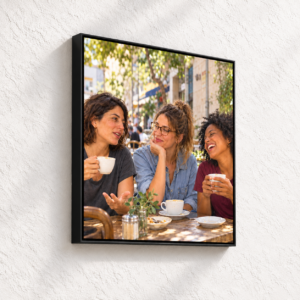 קנבס 50×70 במסגרת מרחפת שחורה — חברות עם דופן גלויה וצל טבעי