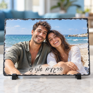 אבן בזלת מלבנית 30×20 ס״מ עם תמונת זוג בחוף, כיתוב בכתב יד ולב חלול