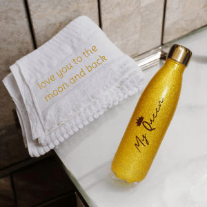 סט מתנה לאישה: מגבת ובקבוק תרמי באולינג - זהב