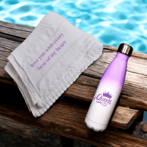 סט מתנה לאישה: מגבת ובקבוק תרמי באולינג - סגול-לבן