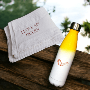 סט מתנה לאישה: מגבת ובקבוק תרמי באולינג - צהוב-לבן