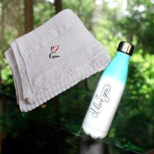 סט מתנה לאישה: מגבת ובקבוק תרמי באולינג - תכלת-לבן