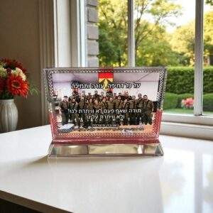 מגן הוקרה מזכוכית קריסטל עם מעמד