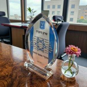 מגן הוקרה זכוכית קריסטל מחיר לחיילים