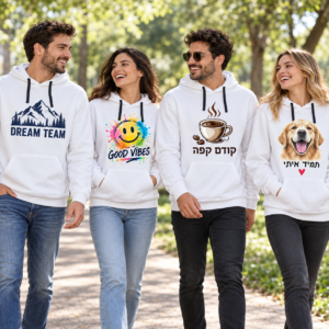ארבעה מבוגרים בקפוצ׳ונים לבנים עם ארבעה הדפסים שונים של לוגו צוות, סמיילי, קפה וכלב — הדמיה