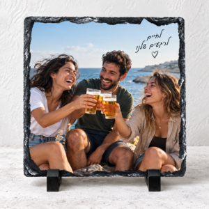 אבן בזלת ריבועית עם חברים בוגרים מרימים בירה לחיים, הקדשה ומעמדים שחורים