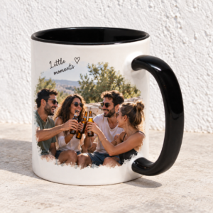 ספל צבעוני עם הדפסה אישית בקצוות מרוטשים על רקע בטון לבן מחוספס