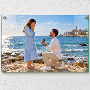 זכוכית 60×40 — הצעת נישואין בתצוגה מוגדלת על רקע בטון לבן מחוספס