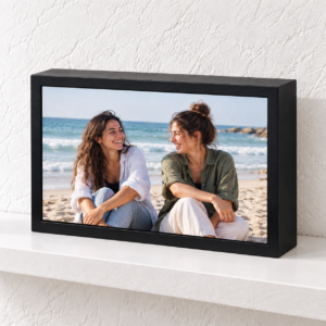 בלוק עץ מתכת מלבני 20×30 ס״מ עם חברות בחוף וקיר טיח לבן