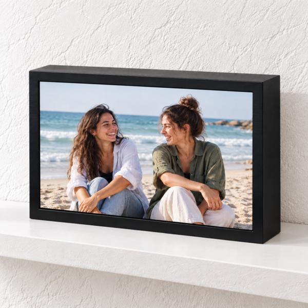 בלוק עץ מתכת מלבני 20×30 ס״מ עם חברות בחוף וקיר טיח לבן