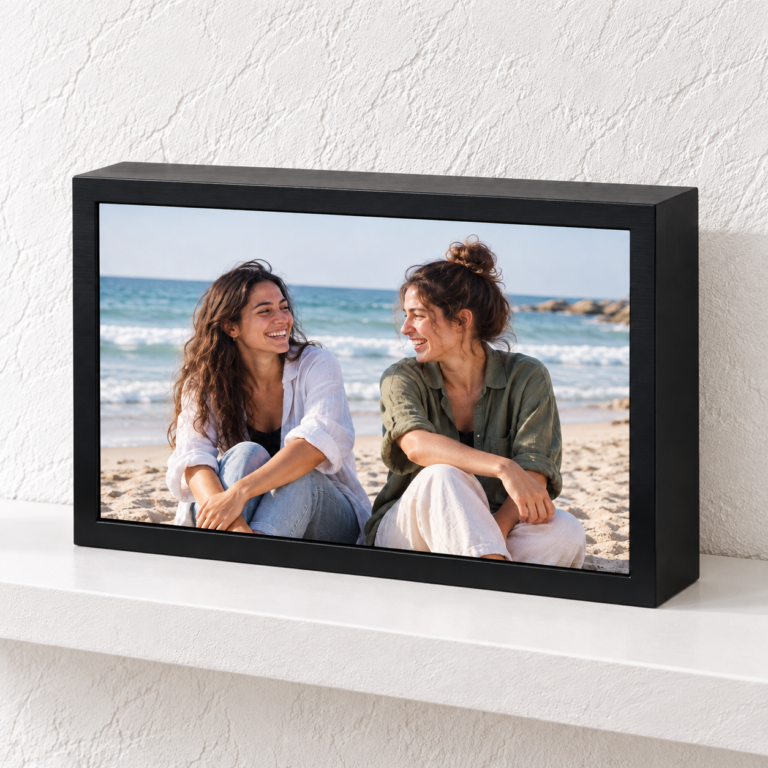 בלוק עץ מתכת מלבני 20×30 ס״מ עם חברות בחוף וקיר טיח לבן