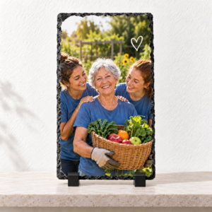 אבן בזלת לאורך 20×30 עם שלוש מתנדבות בגינה, לב עדין ומעמדים שחורים
