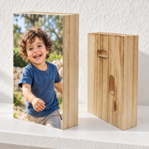 פוטו בלוק עץ 10×15 ס״מ עם תצלום טבעי של ילד ומבט גב עם חריצי תלייה