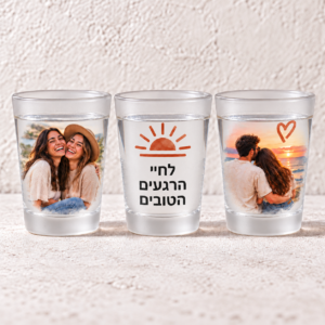 שלוש כוסות צ׳ייסר פרוסטי עם משקה צלול, תמונת חברות, כיתוב לחיי הרגעים הטובים ואיור זוגי