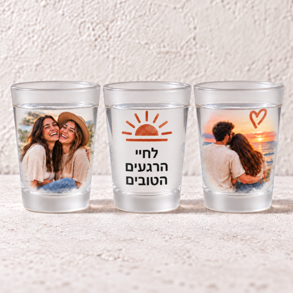 שלוש כוסות צ׳ייסר פרוסטי עם משקה צלול, תמונת חברות, כיתוב לחיי הרגעים הטובים ואיור זוגי