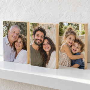 שלושה בלוקי עץ 15×21 ס״מ עם סבים זוג וילדים