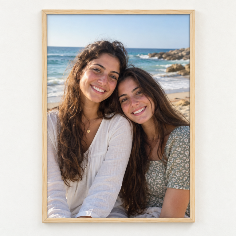 הדפסת תמונה במסגרת עץ דקה — אחיות בים