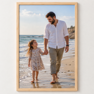 הדפסת תמונה במסגרת עץ דקה — אב ובתו בים