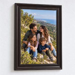 הדפסת תמונה לאורך 40×60 ס״מ עם משפחה בטיול בכרמל, מסגרת חום וונגה עבה תלויה על קיר לבן מחוספס