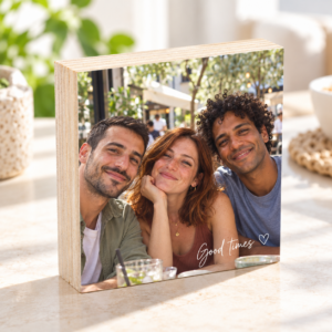 בלוק עץ 10×10 ס״מ עם תמונת חברים בבית קפה וכיתוב עם לב חלול, צילום ריבועי