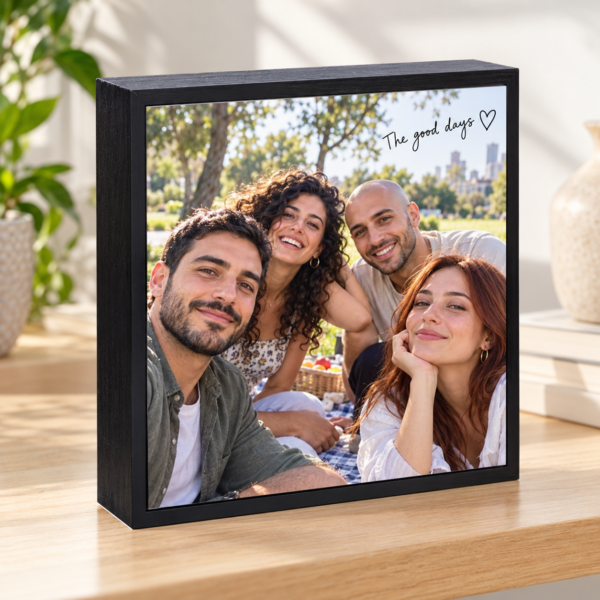 בלוק עץ מתכת 20×20 ס״מ עם תמונת חברים בטבע וכיתוב עם לב חלול, תמונת מוצר ריבועית