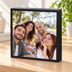 בלוק עץ מתכת 20×20 ס״מ עם תמונת חברים בטבע, צילום ריבועי מזווית צד