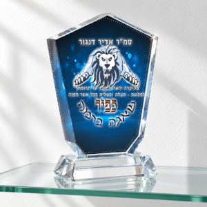 מגן הוקרה קריסטל כנפיים לחייל עם עיצוב כפיר כחול ובסיס שקוף על מדף זכוכית